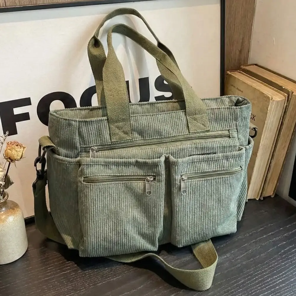 Sac à Main Cours pour Ado en Velours vert sur table