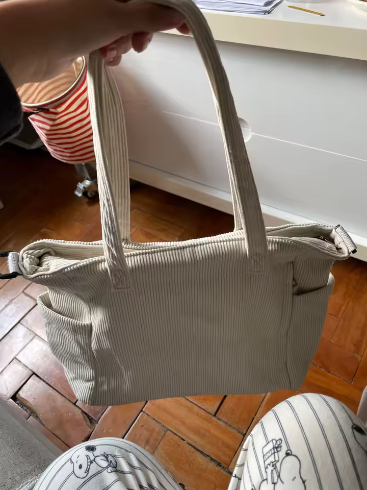 Intérieur spacieux d'un grand sac à main collège avec poches