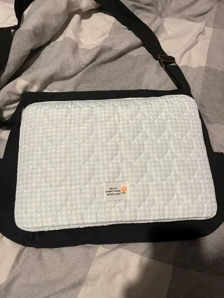 Style étudiant avec un sac de cours vintage pour grand MacBook