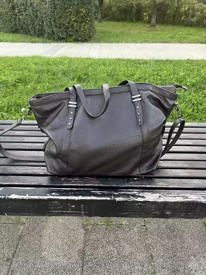 Avis photo d'un grand sac de cours étudiante porté