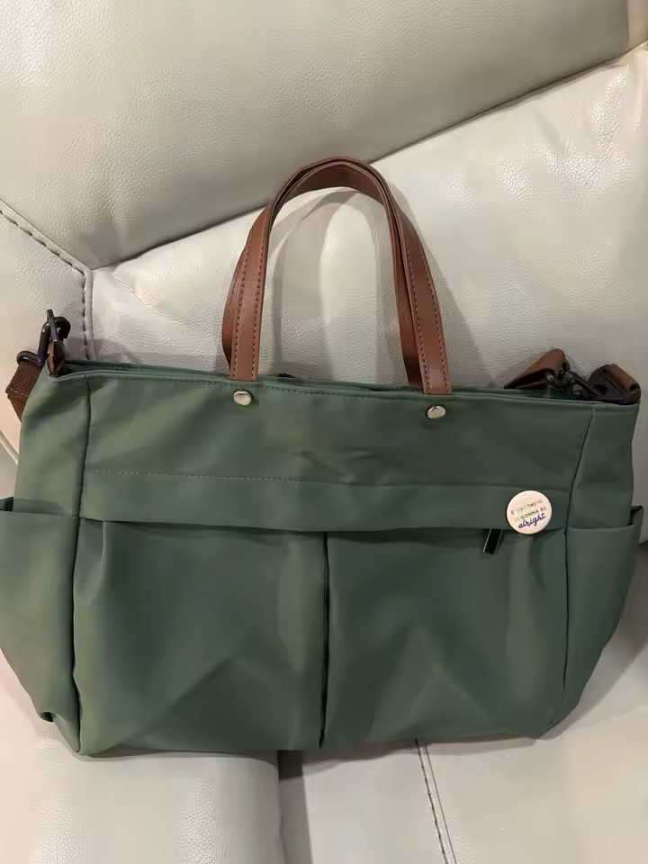 Photo montrant un grand sac à main femme pour les cours contenant un ordinateur