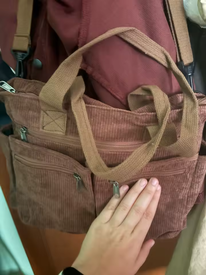 Utilisation quotidienne d'un grand sac cabas pour les cours