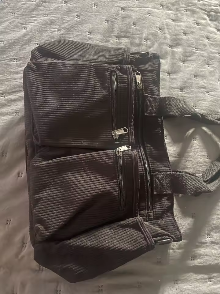 Gros plan sur les finitions d'un sac à main pour les cours solide