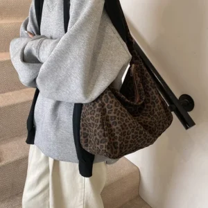 Sac A Main Pour Les Cours En Tissu – Imprimé Léopard Vintage porté par modèle