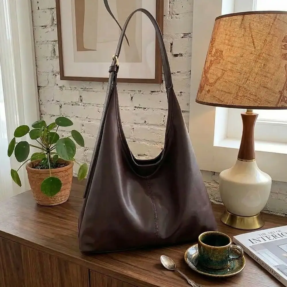 Sac d’Épaule Hobo Rétro en Simili Cuir Souple pose sur table