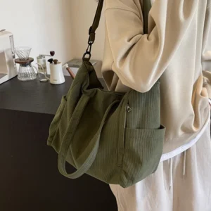 Sac de cours velours côtelé porté par étudiante