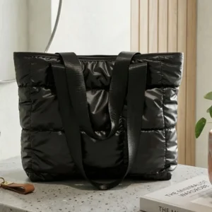 Sac fourre-tout matelassé noir sur table